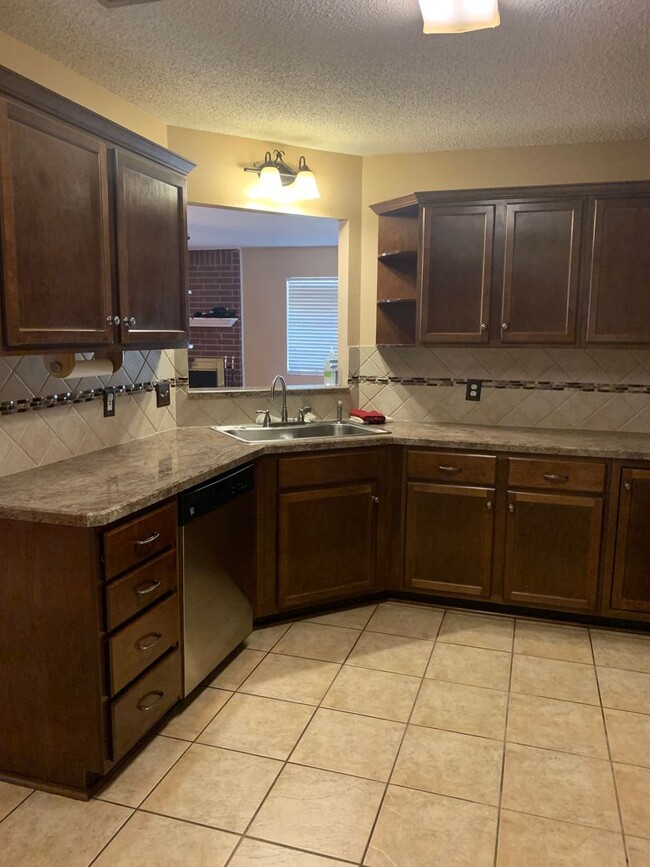 Building Photo - Spacious 3 bdrm 2 bath close to Ft. Hood &...