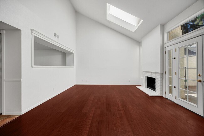 Building Photo - 3 Bed, 3 Bath townhome in Woodbridge Village