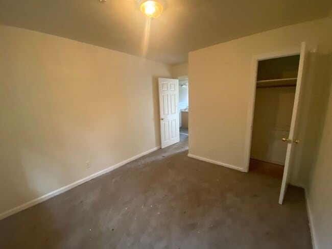 Building Photo - Cozy 3 bedrooms with charming kitchen upda...