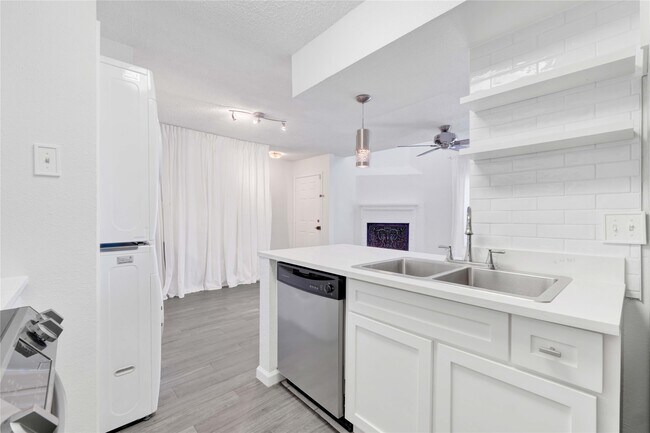 Building Photo - 2800 Jeanetta St