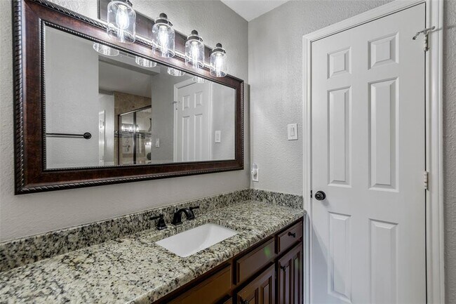 Building Photo - 4636 Versailles Ln