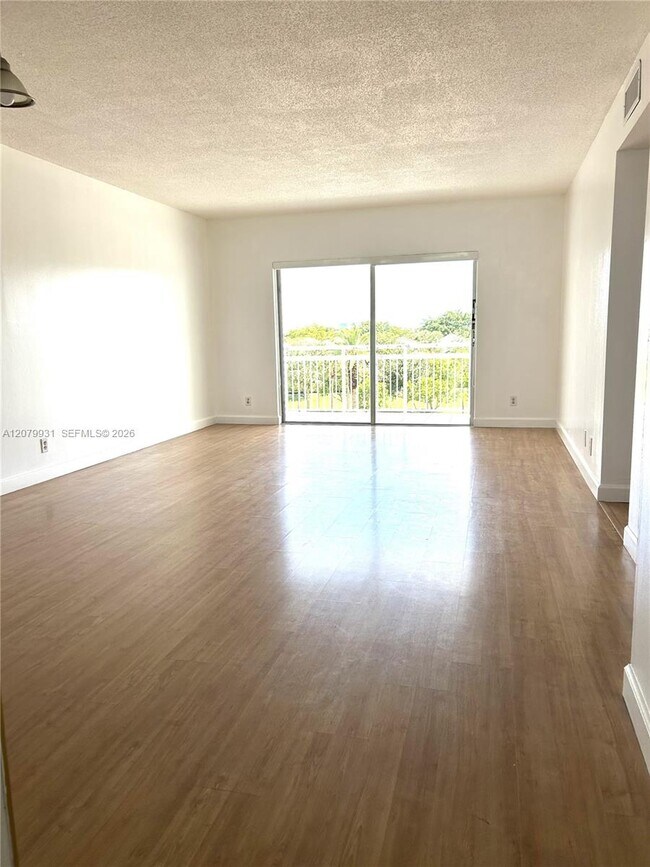 Building Photo - 4400 Hillcrest Dr