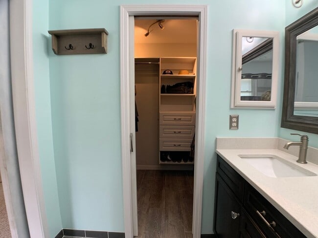 Building Photo - 3149 Lakeside Villa Rd