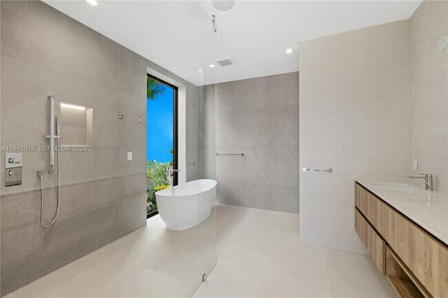 Building Photo - 2050 S Hibiscus Dr