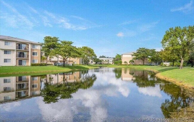 Building Photo - 400 Crestwood Ct N