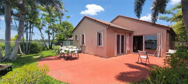 Building Photo - 1463 Presidio Dr