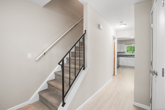 Building Photo - 22 Maple Ave