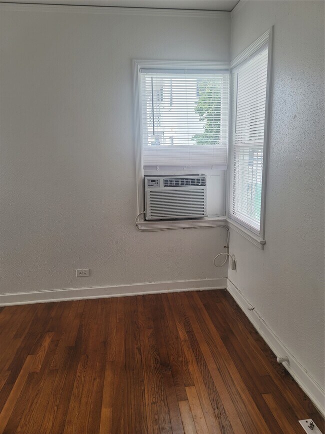 Building Photo - 1920 Binz St