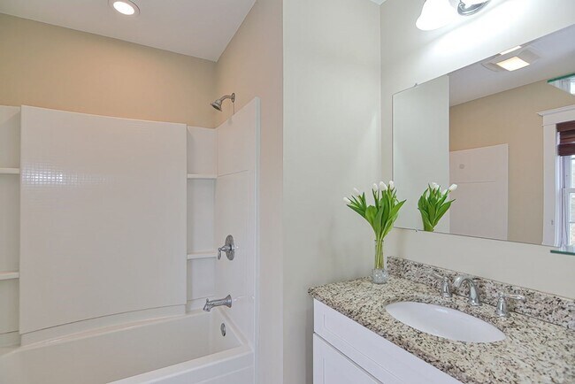 Building Photo - 2 Bedroom 2.5 Bathroom