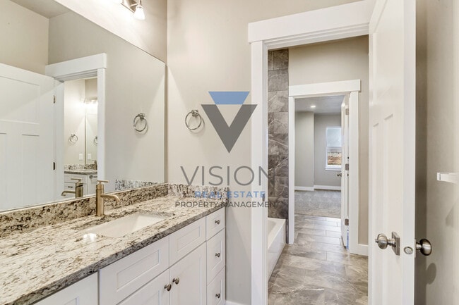 Building Photo - 1098 S High Ridge Dr