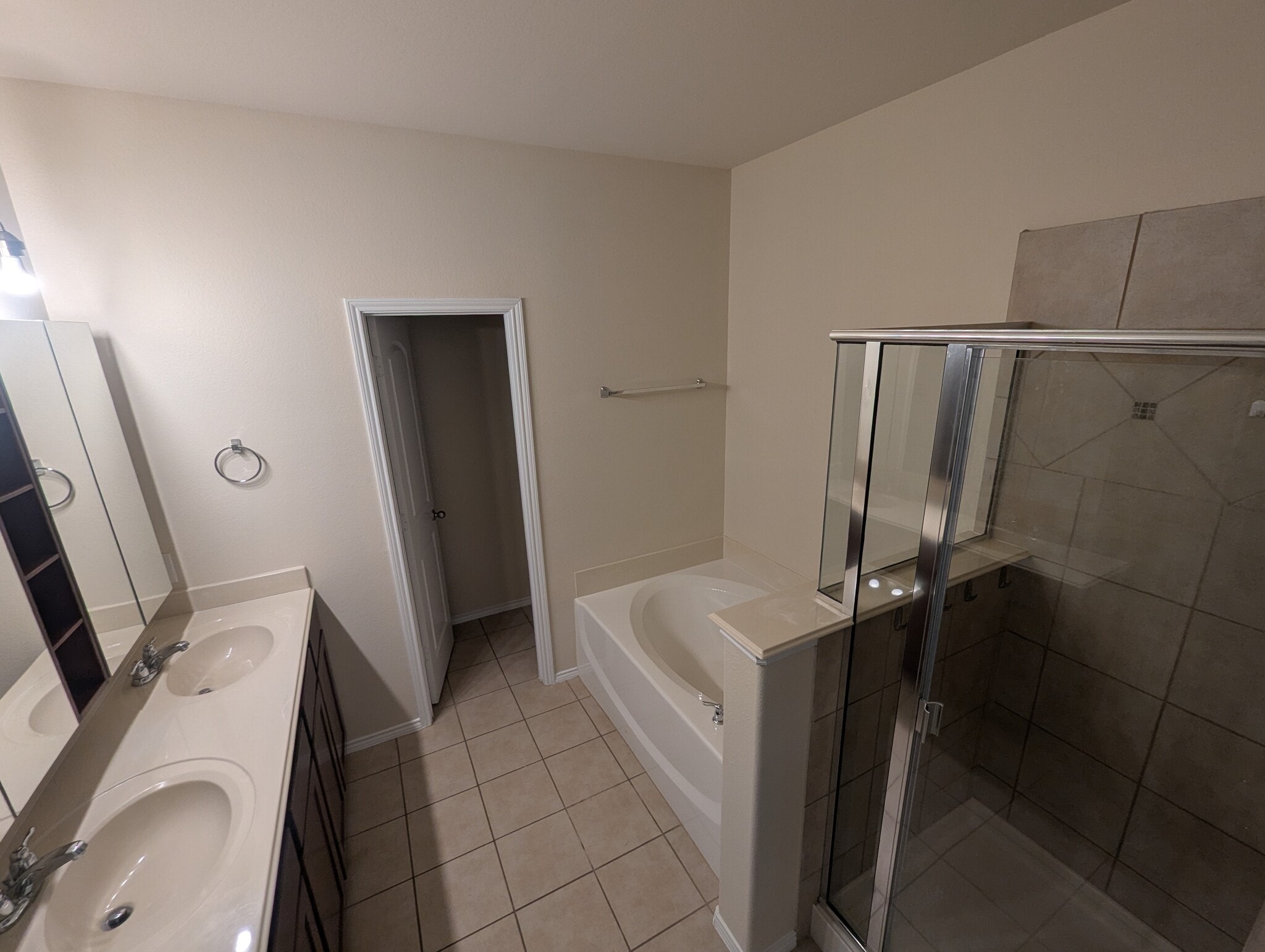 Master bathroom - 2853 Waterfall Ln