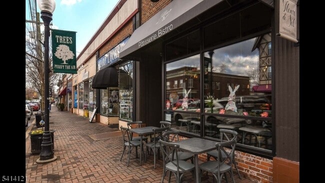 Building Photo - 525 Main St