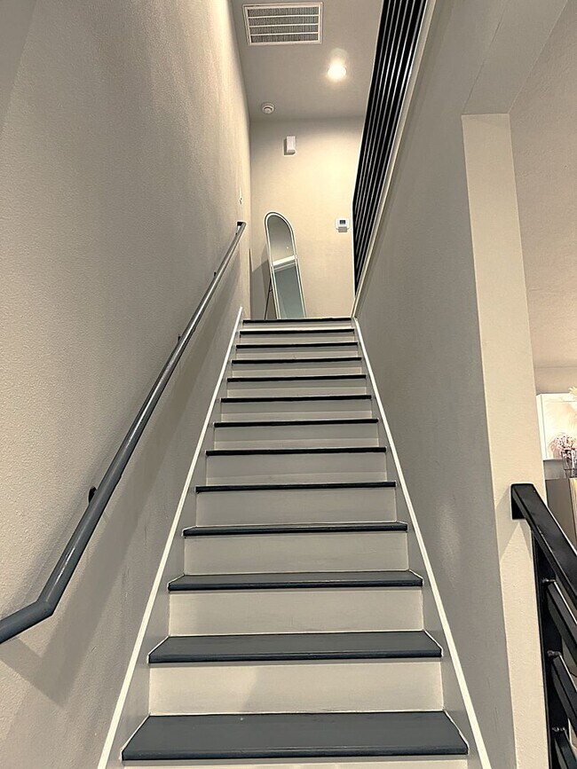 Building Photo - Like New and Close to IAH and Humble Area