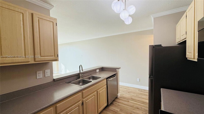 Building Photo - 2665 SW 37th Ave