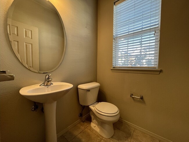 Building Photo - Charming 3-Bed, 3-Bath Home with Bright Ki...