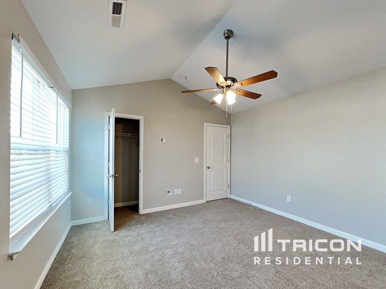 Building Photo - 661 Thistle Dr