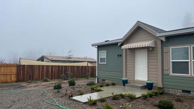 Building Photo - Newer Manufactured home  Paradise Location...