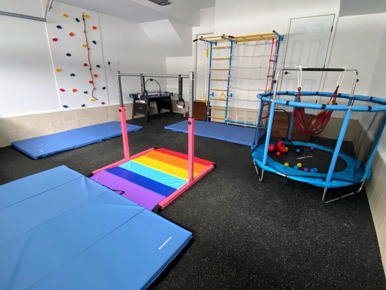 wall climbing - 33 Landmark Ln