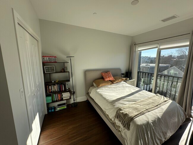 Building Photo - 205 Maverick St