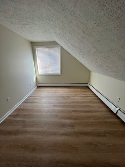 Building Photo - 891 Mammoth Rd