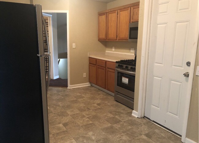 Building Photo - Gorgeous South KC Split Level