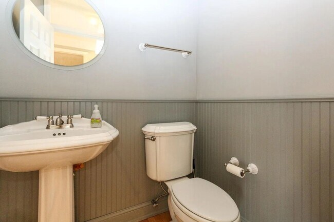 Building Photo - Rare 4 bed singe family super nice luxurio...