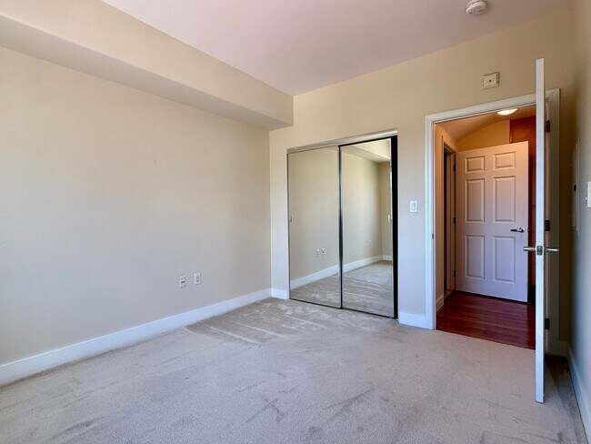 Building Photo - Beautiful 2 bedroom, 2 bath condo for rent...