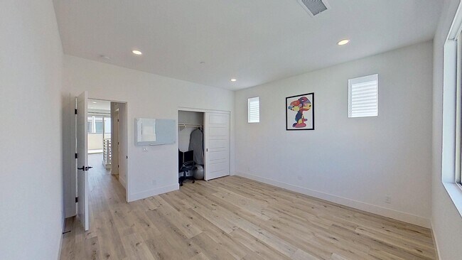 Building Photo - 574 S Motif St