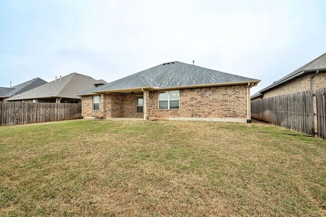 Building Photo - Beautiful & Large 4 Bed 2 Bath Home in Edmond!