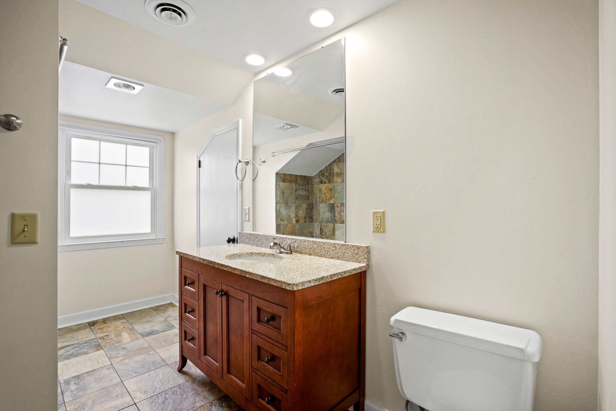 Building Photo - 853 Thackeray Trl