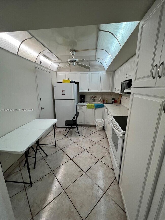 Building Photo - 6039 Collins Ave