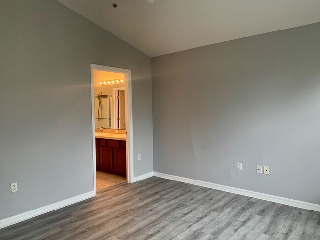 Building Photo - Spacious 2 bedroom/2 bath Condo with 1 car garage in Harmony for Rent