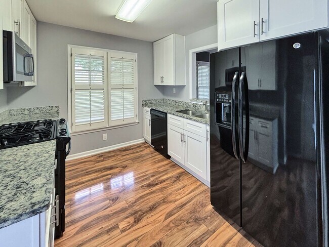 Building Photo - Beautiful and Comfortable Home in Mableton!