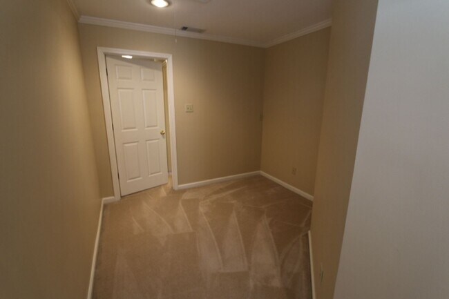 Building Photo - EXECUTE LIVING IN PRIVATE COMMUNITY