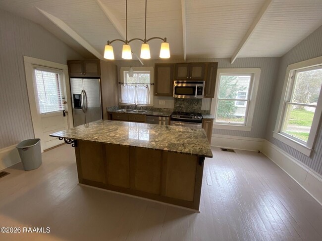 Building Photo - 215 Versailles Blvd