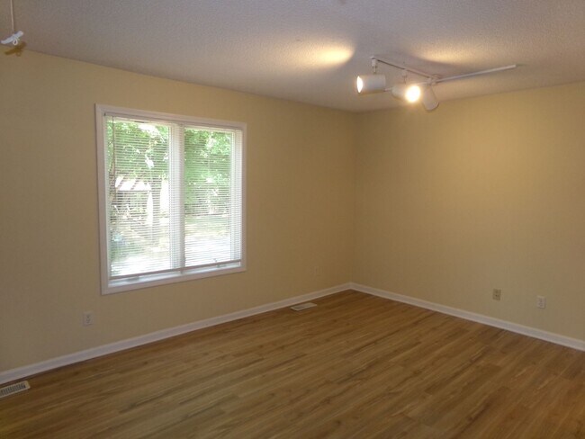 Building Photo - Tow level living