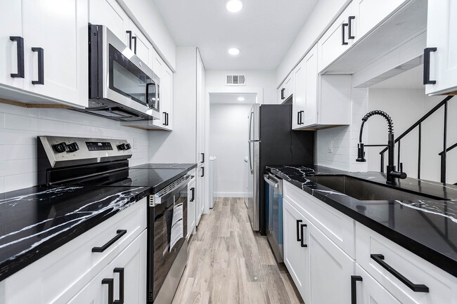 Building Photo - 5532 Beverly Hill St