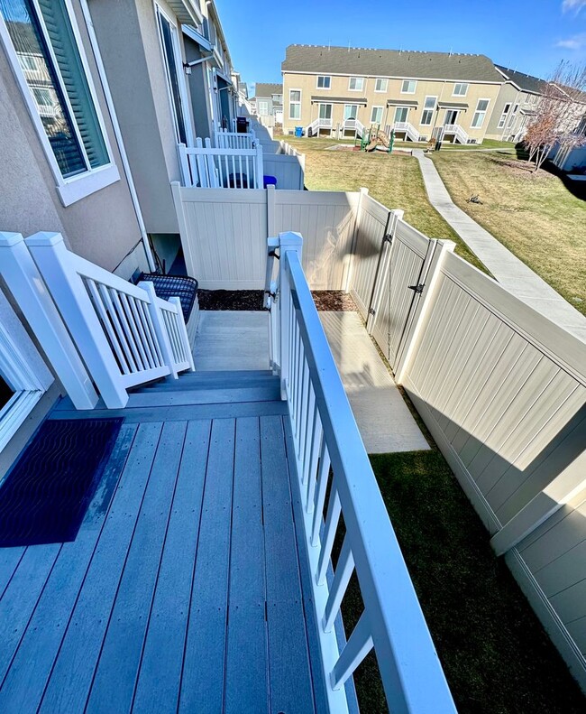 Building Photo - Immaculate Townhome - Sleepy Ridge Golf Co...