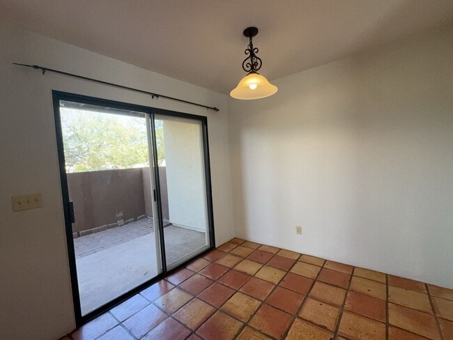 Building Photo - 2 bedroom 1 bath condo with washer and dryer