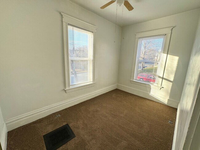 Building Photo - 4 Bedroom / 2 Bath House - Near SEMO's Cam...