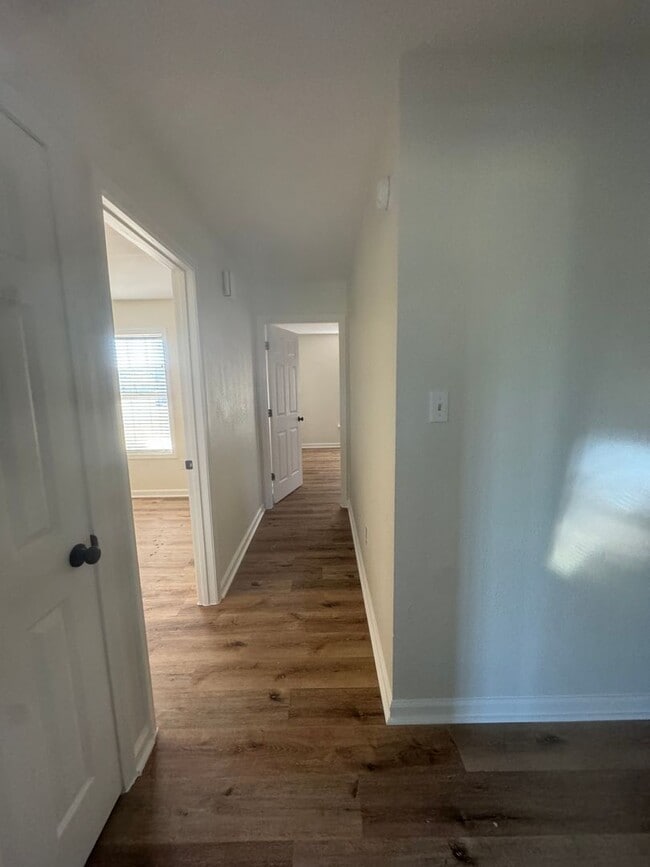 Building Photo - 3 Bedroom / 2 Bath with plenty of space. T...