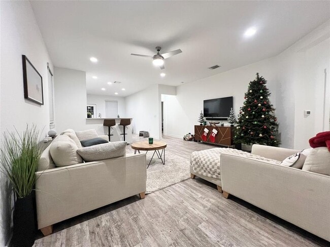 Building Photo - 2307 Langdale Ln