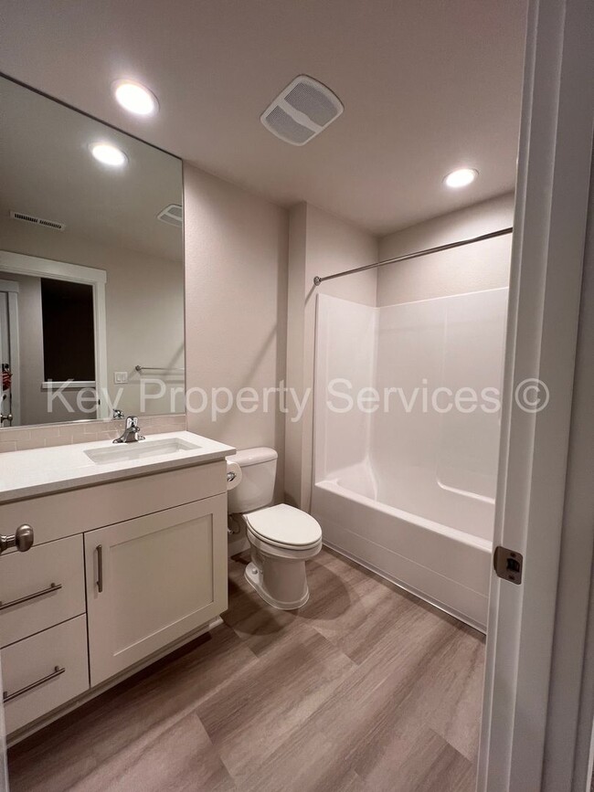 Building Photo - Newer Townhome in North Vancouver/Ridgefield