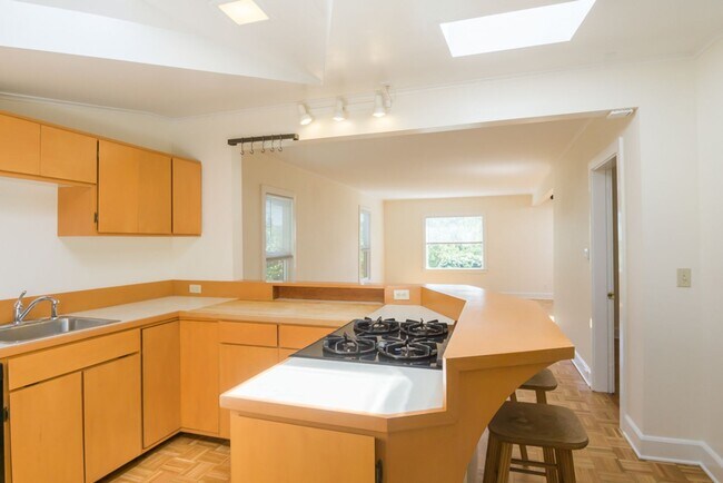 Building Photo - 2bd/1ba Seattle Home