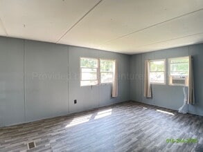 Building Photo - Darling 2 Bedroom Mobile Home Available!!