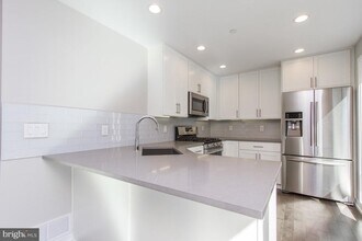 Building Photo - 720 S Sartain St