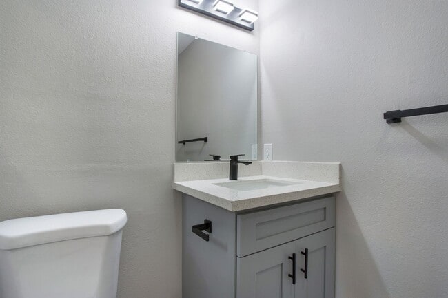 Building Photo - Beautifully Renovated 2 Bedroom 2 Bath Condo
