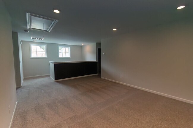 Building Photo - 57 White Pine Way