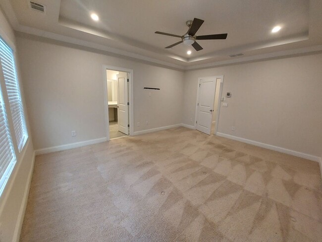 Building Photo - Large 3 Bedroom Luxury Townhome on Silver ...