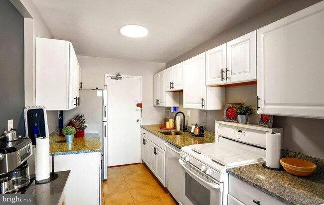 Building Photo - 6631 Wakefield Dr
